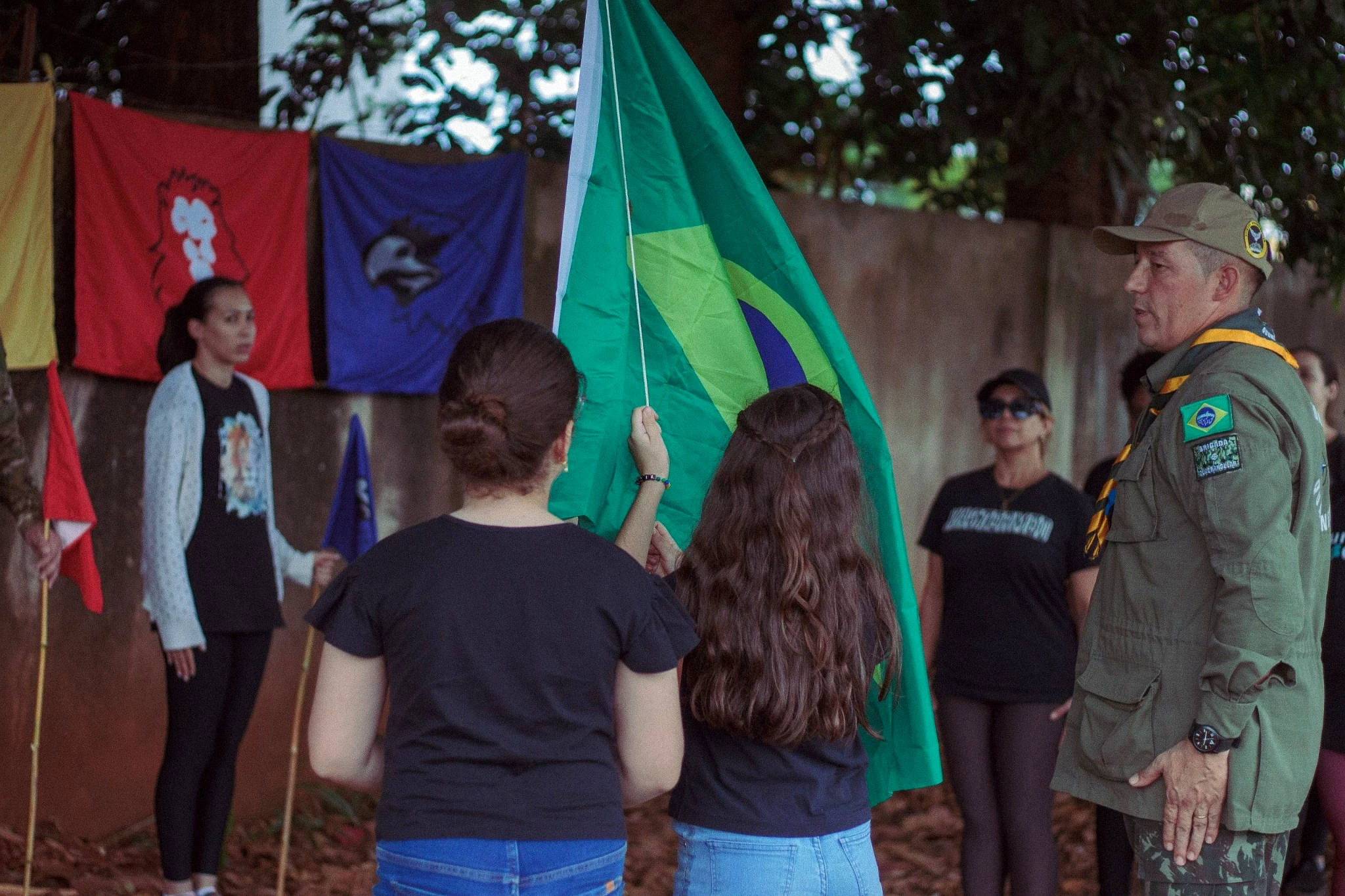 Liderança segurando a bandeira do Brasil